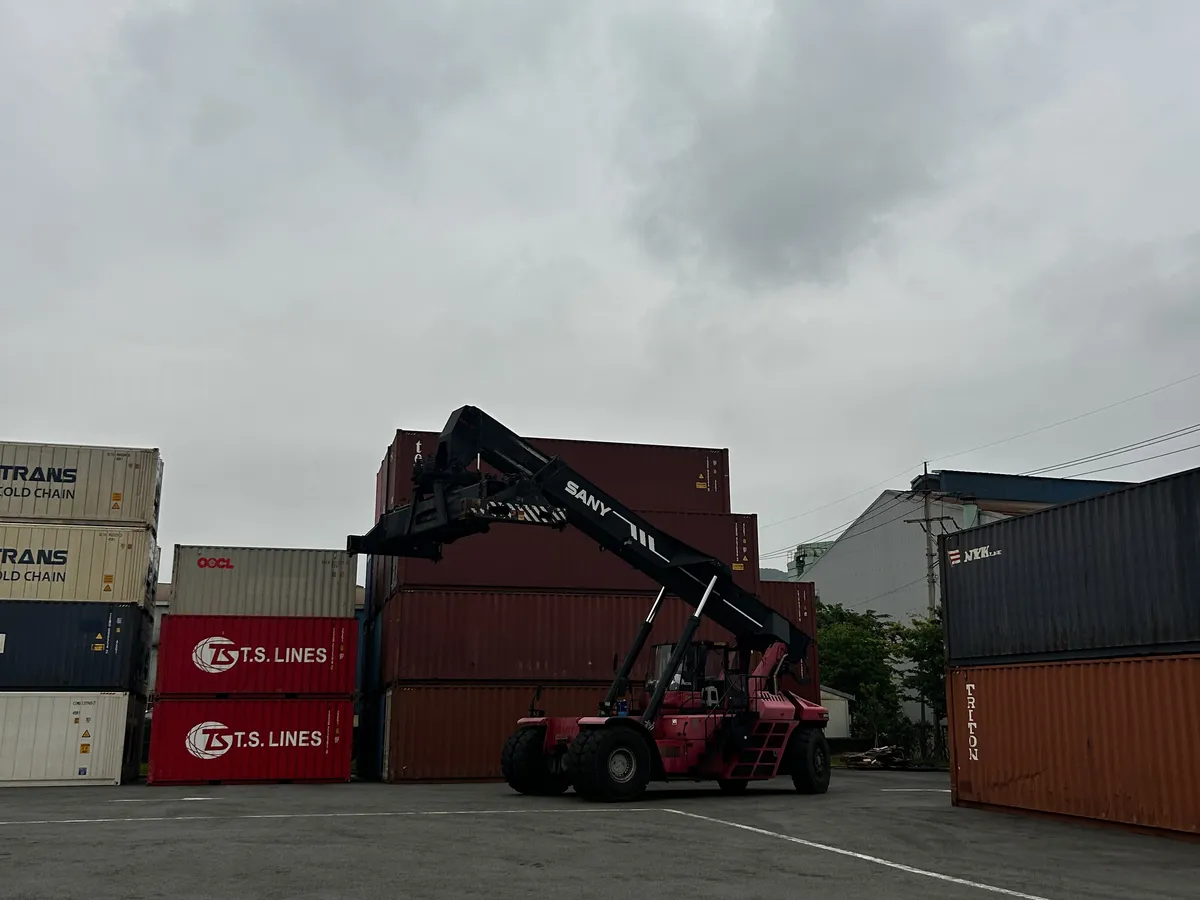 Reach stacker manipulando contenedor en el patio de contenedores