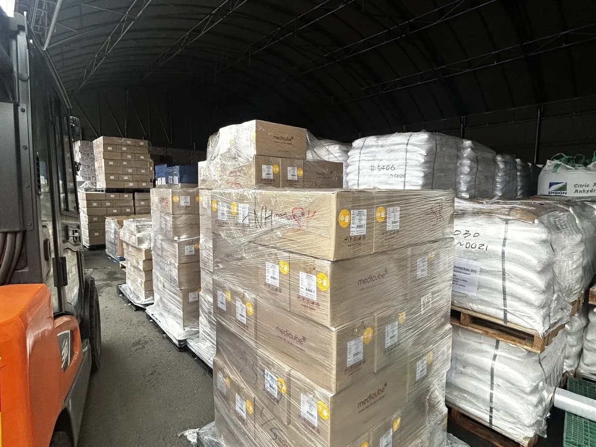 Montacargas moviendo cajas de exportación paletizadas