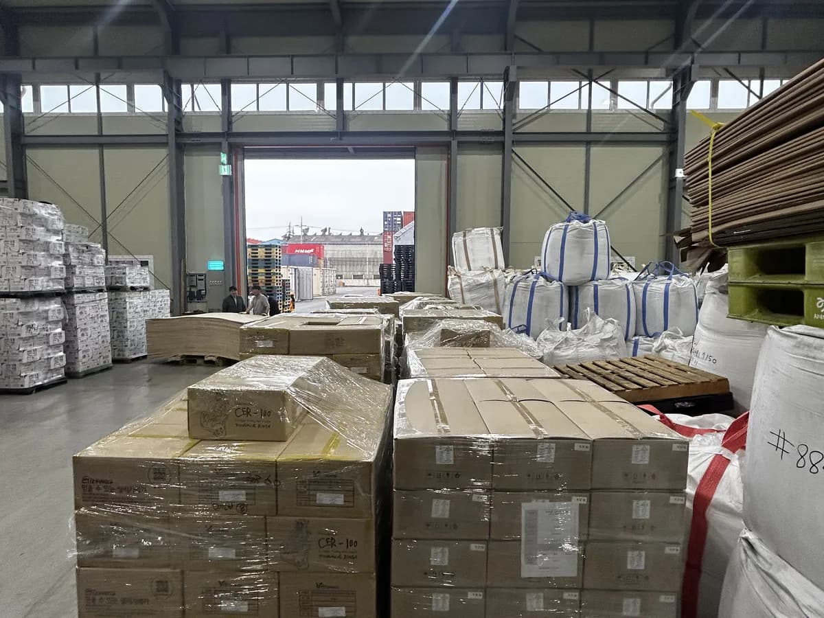 Interior de la bodega de consolidación con carga paletizada